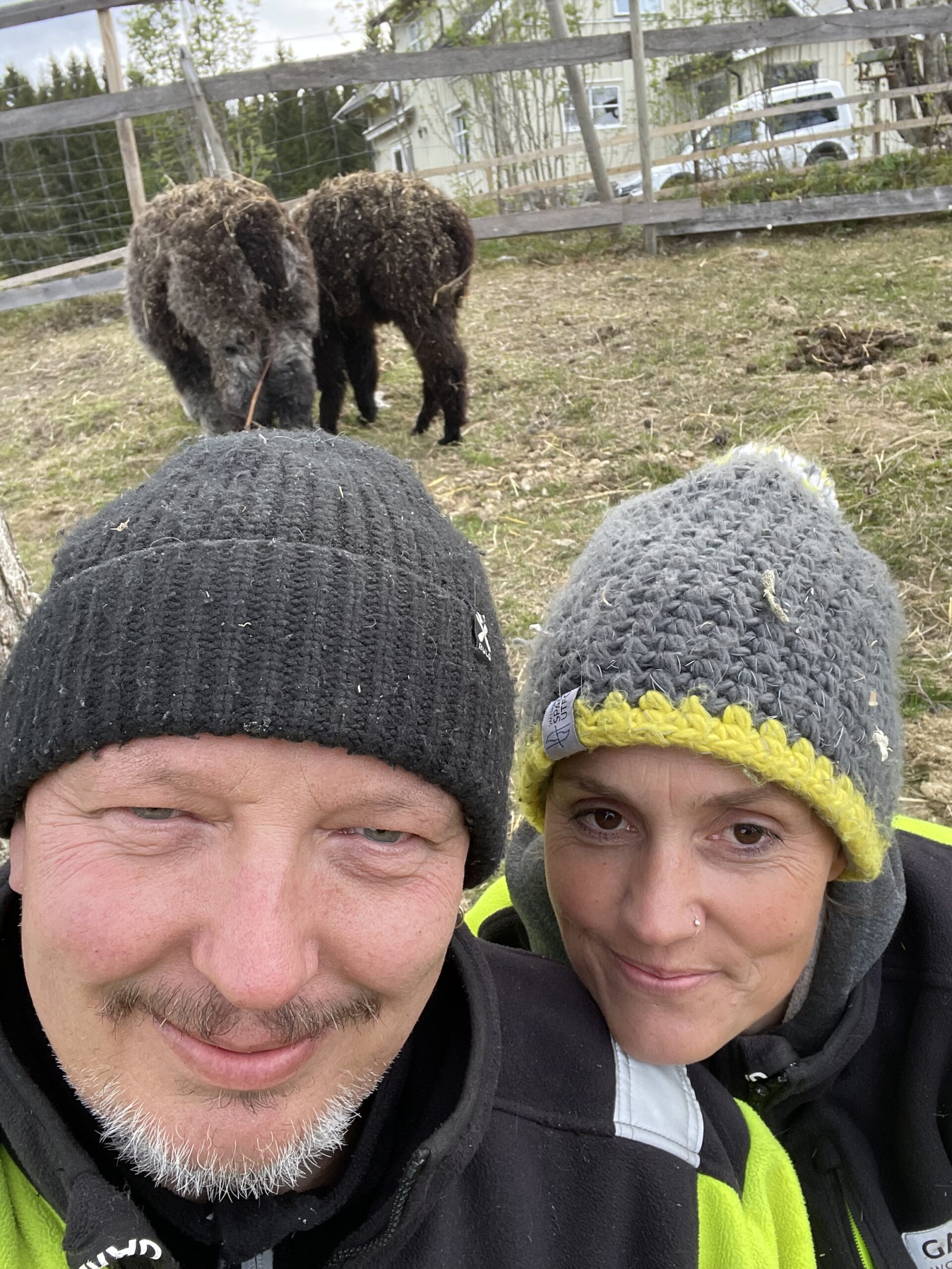 Verdiløfte: Brennlia Gård IPT skal være en arena for trygghet, trivsel og mestring individuelt og i samhandling med andre. Hos oss skal alle bli sett og hørt. Vi skal bygge mestringstro hos hver enkelt besøkende gjennom meningsfulle oppgaver og aktiviteter på gården, aktiviteter med dyra som bor her og naturen rundt oss.
-Marianne og Jan Erik